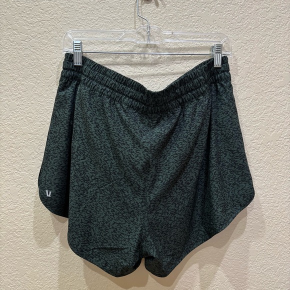 Vuori Clementine 4” Shorts 2.0 Size XL - Picture 8 of 11